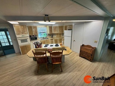 Large 2/2 home on a Big! corner lot in the friendly, waterfront - photo 11