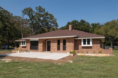 This spacious 3-bedroom, 2-bath home (approx. 2,206 sq. ft.) has - photo 2