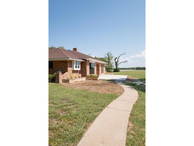 This spacious 3-bedroom, 2-bath home (approx. 2,206 sq. ft.) has - photo 3