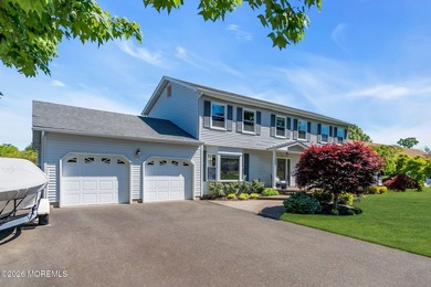 Five-Bedroom Colonial in Sought-After Twin Oaks. This charming - photo 3