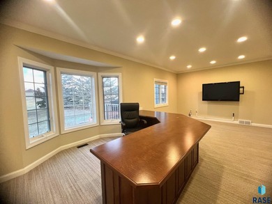 Prime executive office opportunity overlooking the 18th green in - photo 12