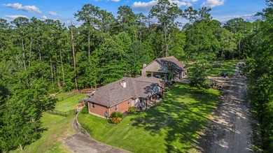 This property has LOTS of extras. Located on a quite dead-end - photo 2