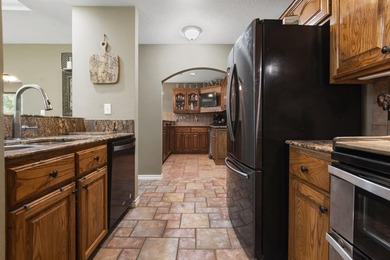 This property has LOTS of extras. Located on a quite dead-end - photo 8