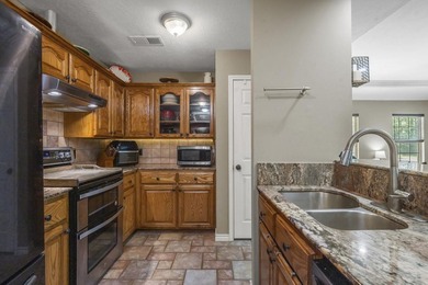 This property has LOTS of extras. Located on a quite dead-end - photo 9