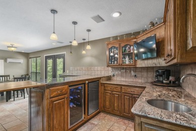 This property has LOTS of extras. Located on a quite dead-end - photo 10