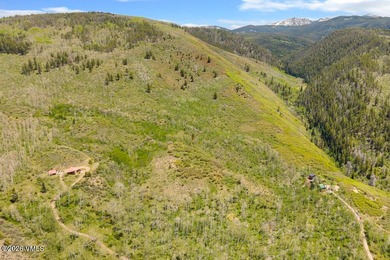 Tucked at the end of the road, this exceptional mountain estate - photo 3