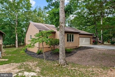 Welcome to this beautifully refreshed 3-bedroom, 2-bath rambler - photo 3