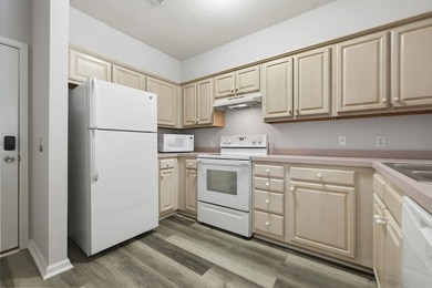 Two-bedroom, two-bathroom second-floor condo with a pool-view - photo 8