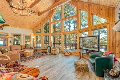 Incredibly beautiful custom home located on the highly manicured - photo 6