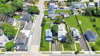 Timeless Colonial Charm with a beautifully updated 3-bedroom, 1 - photo 2