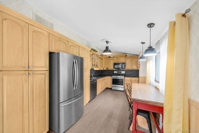 Welcome to 4 Cabin Lane, East Setauket, a well maintained 4 - photo 6