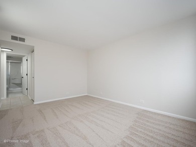 Nestled in the heart of Schaumburg this unit offers a peaceful