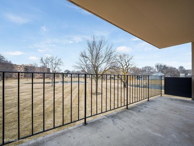 Nestled in the heart of Schaumburg this unit offers a peaceful