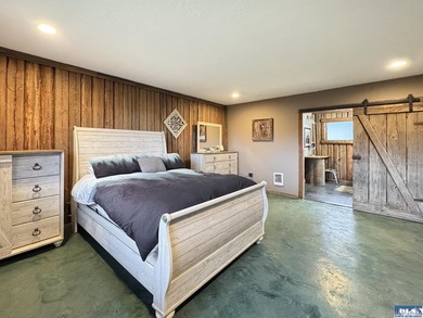 Mid-Century Rustic Charm Meets Modern Luxury! This beautifully - photo 22