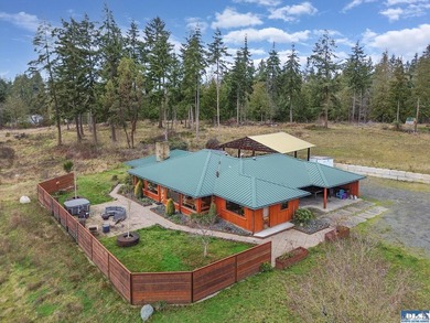 Mid-Century Rustic Charm Meets Modern Luxury! This beautifully - photo 29