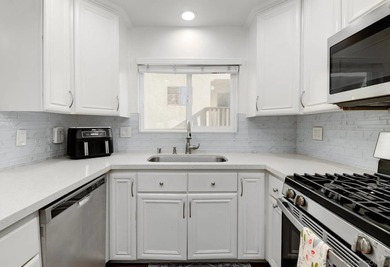 CLEANEST TOWNHOME ON THE MARKET!! - NO NEIGHBORS ABOVE OR BELOW - photo 8