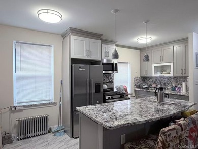 Beautiful updated one bedroom apt, with open kitchen and - photo 1