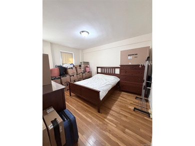 Beautiful updated one bedroom apt, with open kitchen and - photo 2