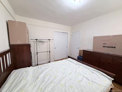 Beautiful updated one bedroom apt, with open kitchen and - photo 3