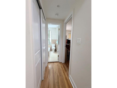 Beautiful updated one bedroom apt, with open kitchen and - photo 7