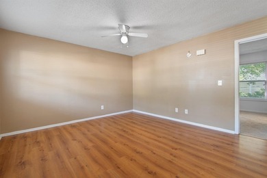 Wow! Checkout this awesome top floor one bedroom, one bathroom - photo 3