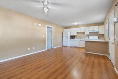 Wow! Checkout this awesome top floor one bedroom, one bathroom - photo 4