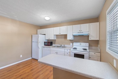 Wow! Checkout this awesome top floor one bedroom, one bathroom - photo 7