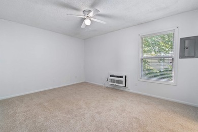 Wow! Checkout this awesome top floor one bedroom, one bathroom - photo 8