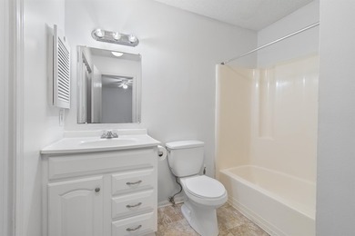 Wow! Checkout this awesome top floor one bedroom, one bathroom - photo 10