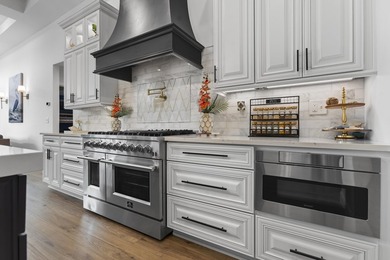 Welcome to this exceptional waterfront single-family residence - photo 3
