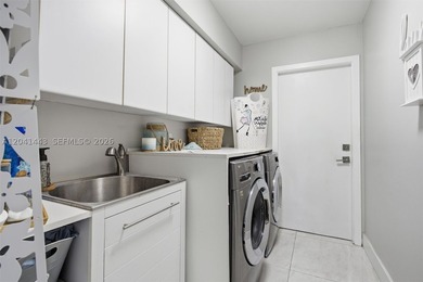 Discover your own private oasis in the heart of Weston! Situated - photo 38