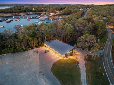 Welcome to your perfect lake getaway! This like-new 2 bedroom, 2 - photo 1