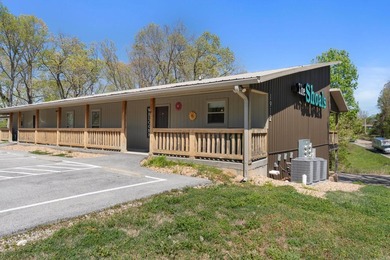 Welcome to your perfect lake getaway! This like-new 2 bedroom, 2 - photo 2