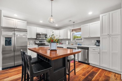 Welcome to your perfect lake getaway! This like-new 2 bedroom, 2 - photo 3