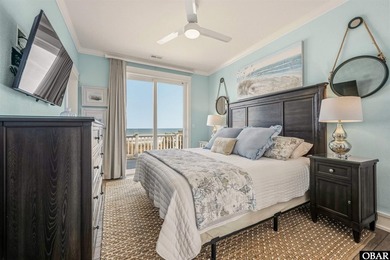 Welcome to this exceptional 12-bedroom, 10.5-bath custom-built - photo 25