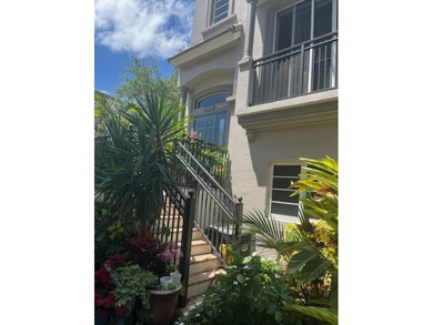 This rarely available large corner townhouse has 3 bedroom 3.5 - photo 2