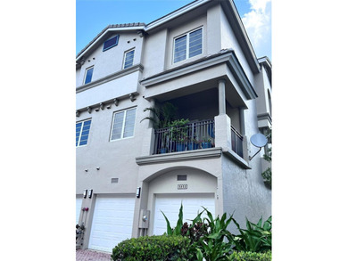This rarely available large corner townhouse has 3 bedroom 3.5 - photo 3
