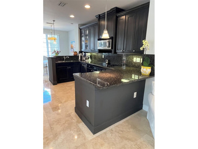 This rarely available large corner townhouse has 3 bedroom 3.5 - photo 6