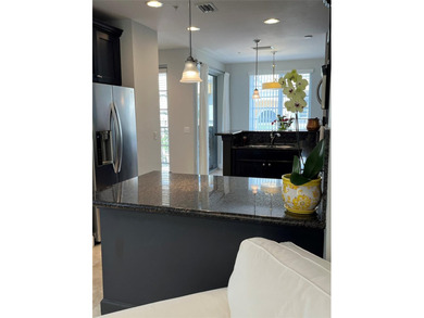 This rarely available large corner townhouse has 3 bedroom 3.5 - photo 7