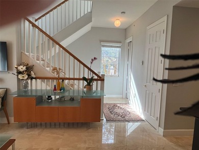 This rarely available large corner townhouse has 3 bedroom 3.5 - photo 10