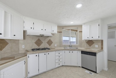 Beautifully refreshed inside and out, this move-in-ready home - photo 16