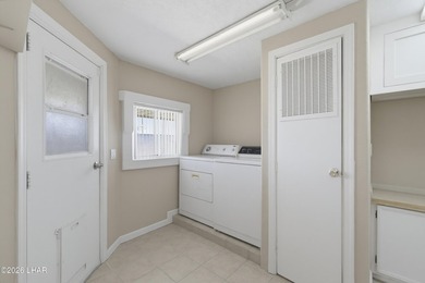 Beautifully refreshed inside and out, this move-in-ready home - photo 19