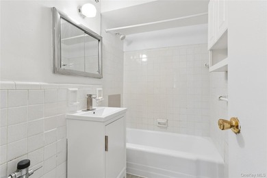 Charming L-Shaped Studio Co-Op with a separate sleeping alcove - photo 8