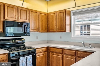 **PRICE IMPROVEMENT** Step into this beautifully maintained - photo 17