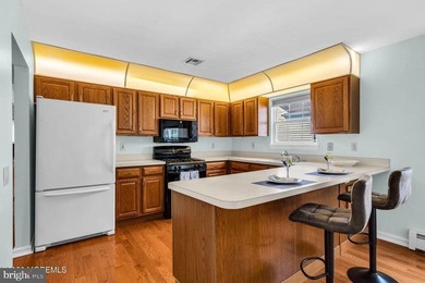 **PRICE IMPROVEMENT** Step into this beautifully maintained - photo 18