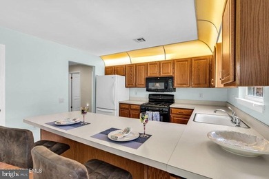 **PRICE IMPROVEMENT** Step into this beautifully maintained - photo 19