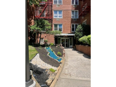Well maintained large 2 bedroom with Terrace. This elevator - photo 2