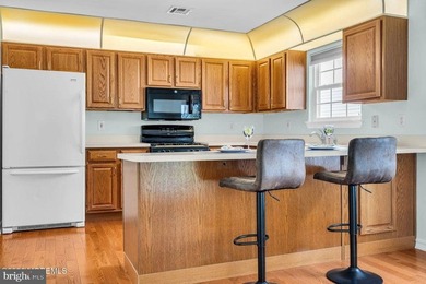 **PRICE IMPROVEMENT** Step into this beautifully maintained - photo 22