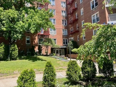 Well maintained large 2 bedroom with Terrace. This elevator - photo 3