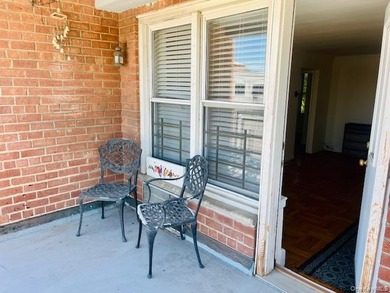 Well maintained large 2 bedroom with Terrace. This elevator - photo 4